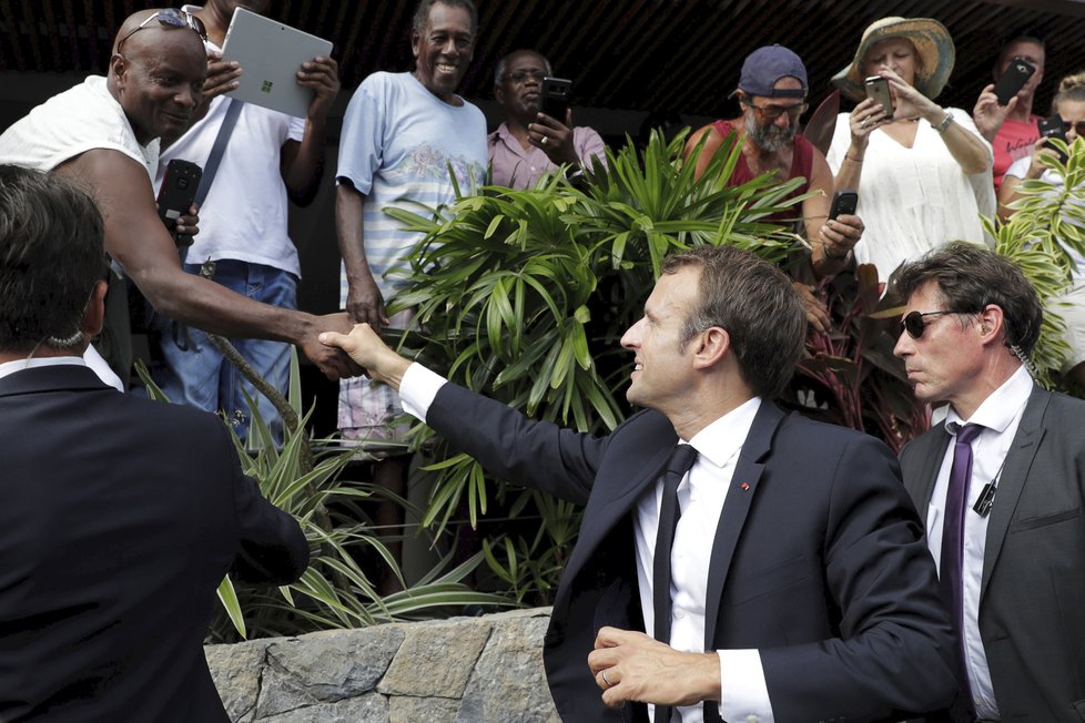 Francouzský prezident Emmanuel Macron navštívil karibský ostrov Svatý Martin.