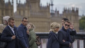 Emmanuel Macron s manželkou na cestě do Westminsteru