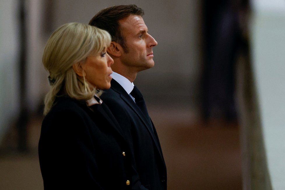 Francouzský prezident Emmanuel Macron s manželkou se přišli poklonit k rakvi královny