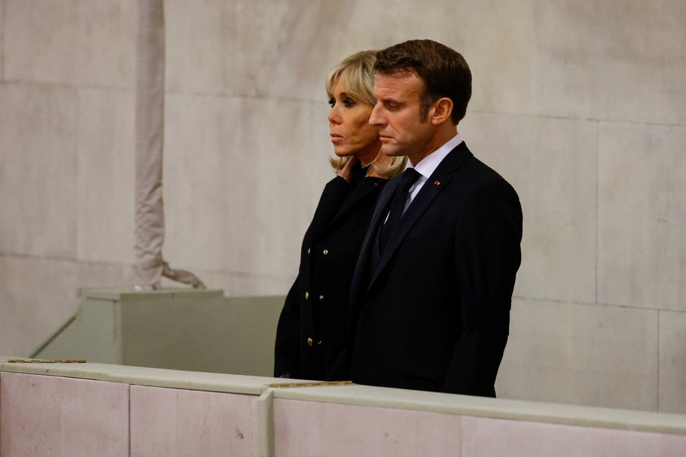 Francouzský prezident Emmanuel Macron s manželkou se přišli poklonit k rakvi královny
