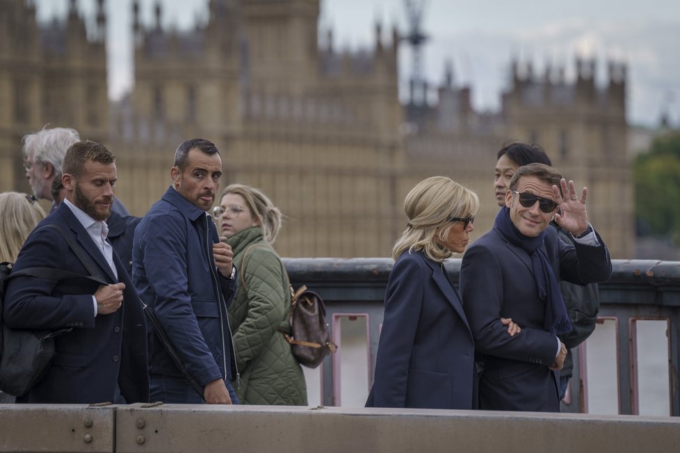 Emmanuel Macron s manželkou na cestě do Westminsteru
