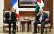 Francouzský prezident Emmanuel Macron během jednání s nejvyšším představitelem palestinské autonomie Mahmúdem Abbásem