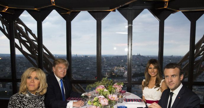 Macron s manželkou Brigitte pozvali Donalda Trumpa s jeho chotí na večeři na Eiffelovku.