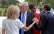 Trumpovi ve Francii: Donald Trump se vítá s první dámou Brigitte Macronovou