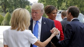 Trumpovi ve Francii: Donald Trump se vítá s první dámou Brigitte Macronovou.