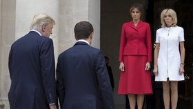 První dámy čekají. Trumpovi vyrazili do Francie, přivítali je Macronovi.