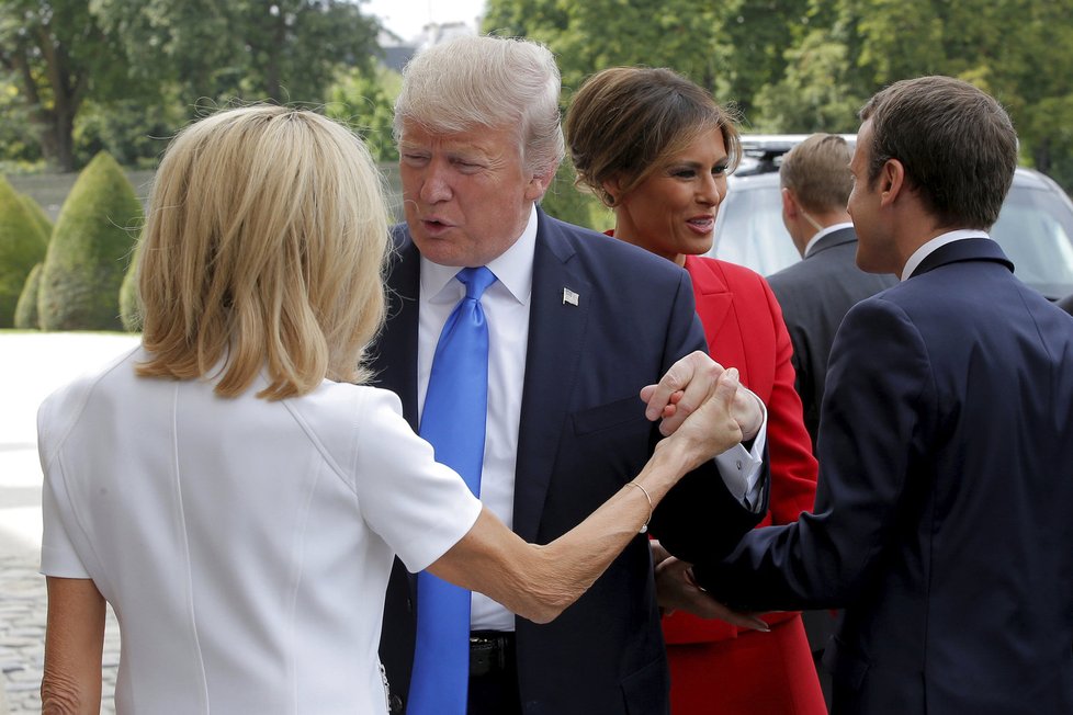 Trumpovi ve Francii: Donald Trump se vítá s první dámou Brigitte Macronovou.