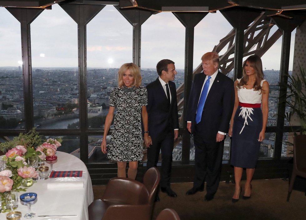 Macron s manželkou Brigitte pozvali Donalda Trumpa s jeho chotí na večeři na Eiffelovku