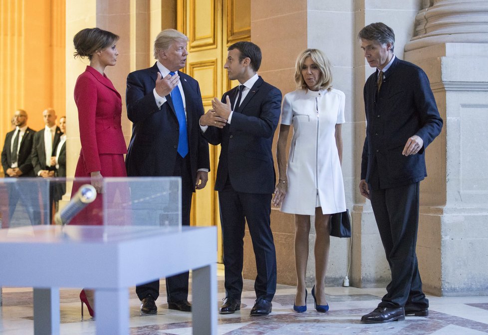 Americký prezident Donald Trump vyrazil do Francie, kde ho přivítal Emmanuel Macron