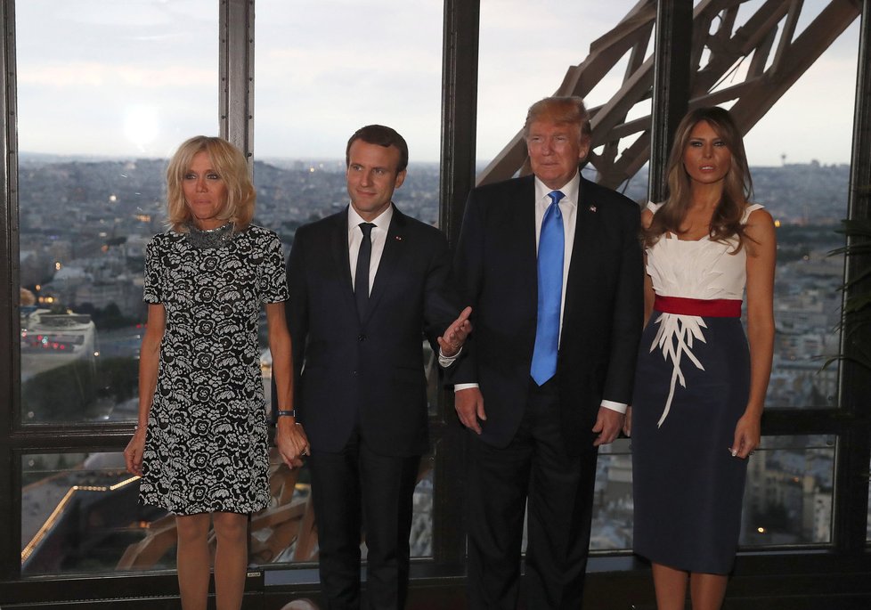 Macron s manželkou Brigitte pozvali Donalda Trumpa s jeho chotí na večeři na Eiffelovku.