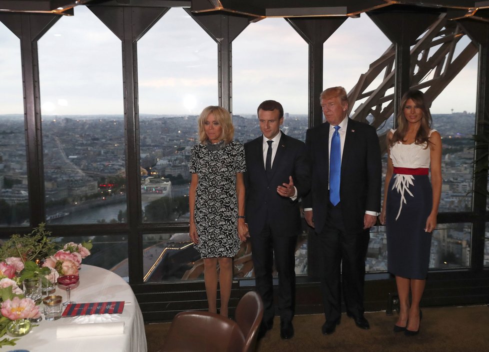 Macron s manželkou Brigitte pozvali Donalda Trumpa s jeho chotí na večeři na Eiffelovku