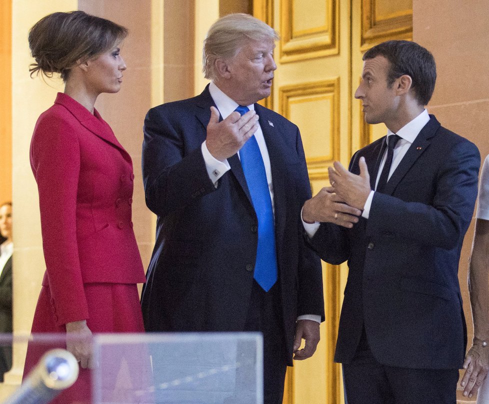 Americký prezident Donald Trump vyrazil do Francie, kde ho přivítal Emmanuel Macron.