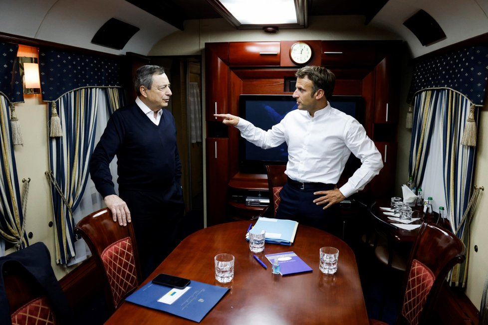 Francouzský prezident Emmanuel Macron a italský premiér Mario Draghi ve vlaku do Kyjeva (16. 6. 2022)