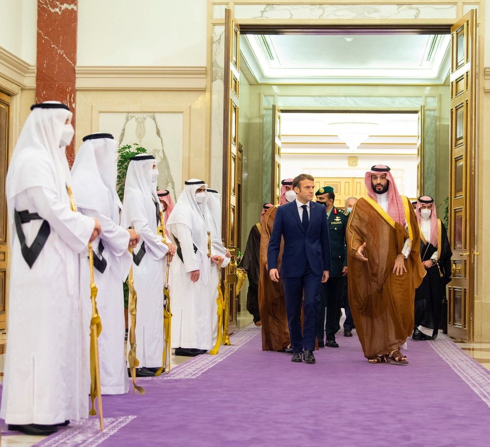 Emmanuel Macron na návštěvě korunního prince Mohammed bin Salmana