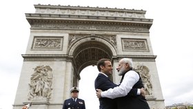 Setkání prezidenta Francie Emmanuela Macrona a premiéra Indie Narendra Modiho.