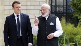 Setkání prezidenta Francie Emmanuela Macrona a premiéra Indie Narendra Modiho.