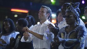 Francouzský prezident Emmanuel Macron si návštěvu Nigérie opravdu užíval, zašel i do nočního klubu.