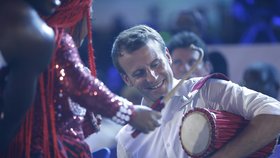 Francouzský prezident Emmanuel Macron si návštěvu Nigérie opravdu užíval, zašel i do nočního klubu.