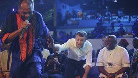 Francouzský prezident Emmanuel Macron si návštěvu Nigérie opravdu užíval, zašel i do nočního klubu.