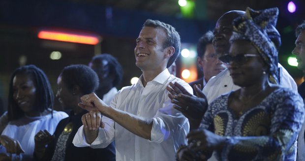 Macron v Nigérii „zapařil“ v nočním klubu. S jeho o 25 let starší ženou to nebylo 