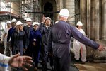 Macronovi vyrazili do katendrály Notre-Dame, která prochází rekonstrukcí