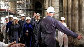 Macronovi vyrazili do katendrály Notre-Dame, která prochází rekonstrukcí