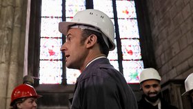 Macronovi vyrazili do katendrály Notre-Dame, která prochází rekonstrukcí