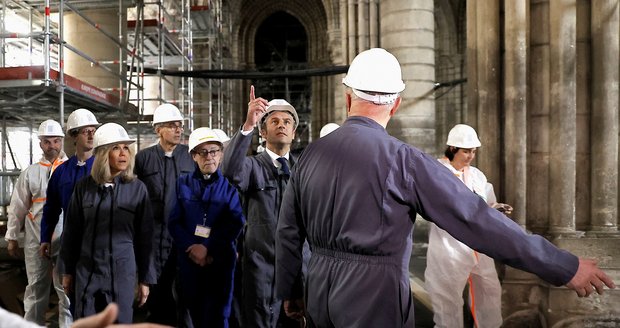 Macron s manželkou vyrazil obhlídnout Notre-Dame. A jeho náskok před Le Penovou roste