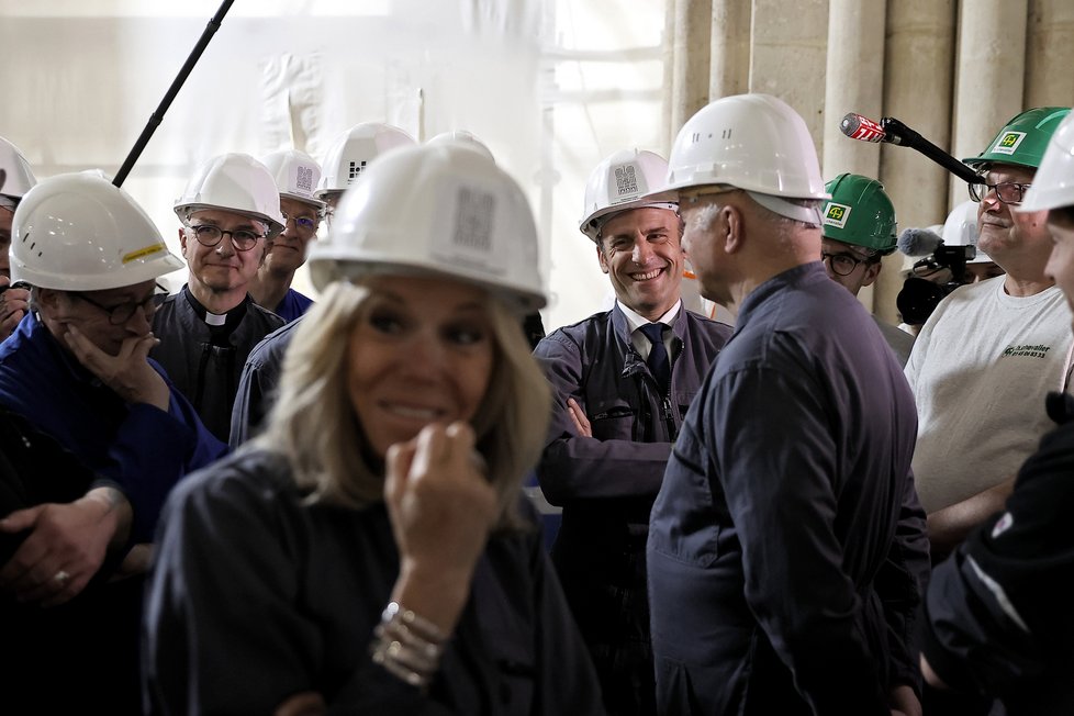 Emmanuel Macron v doprovodu manželky vyrazil obhlédnout rekonstruovanou katedrálu Notre-Dame (15.4.2022)