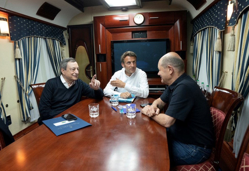 Francouzský prezident Emmanuel Macron, německý kancléř Olaf Scholz a italský premiér Mario Draghi ve vlaku do Kyjeva (16.6.2022)