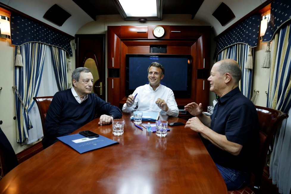 Francouzský prezident Emmanuel Macron, německý kancléř Olaf Scholz a italský premiér Mario Draghi ve vlaku do Kyjeva (16. 6. 2022)