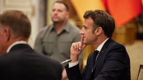 Emmanuel Macron při jednání s Volodymyrem Zelenským