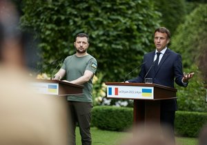 Emmanuel Macron při jednání s Volodymyrem Zelenským (Kyjev, 16. 6. 2022).