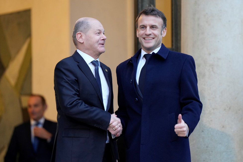Francouzský prezident Emmanuel Macron s německým kancléřem Olafem Scholzem na summitu v Paříži (26.2.2024)