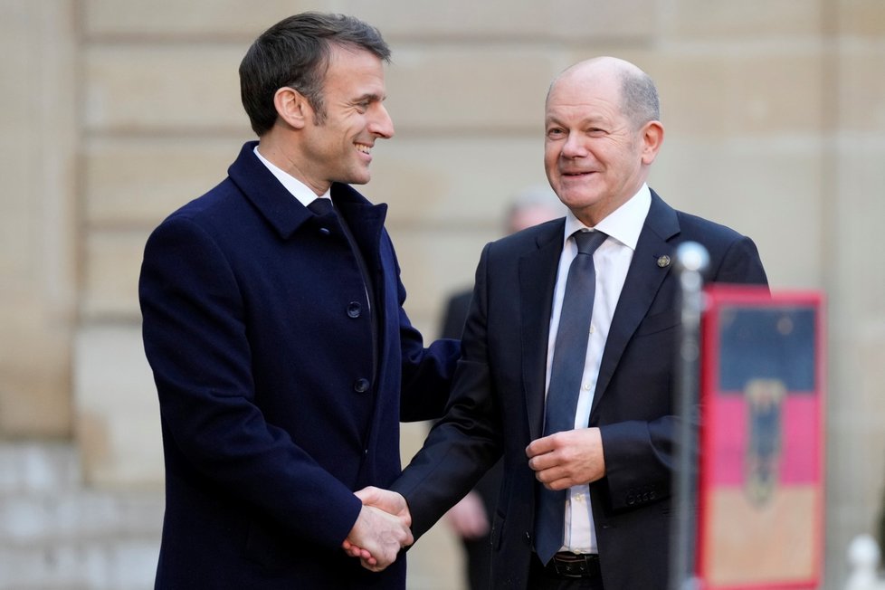 Francouzský prezident Emmanuel Macron s německým kancléřem Olafem Scholzem na summitu v Paříži (26.2.2024)