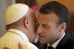 Francouzský prezident Emmanuel Macron se ve Vatikánu vřele uvítal s papežem Františkem.