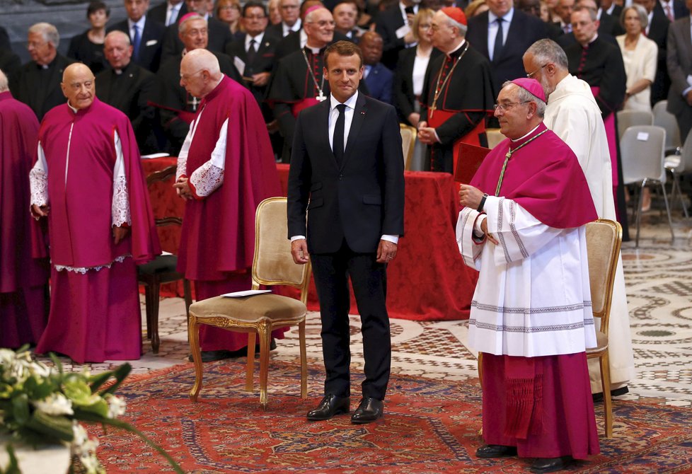 Francouzský prezident Emmanuel Macron se ve Vatikánu setkal s papežem Františkem.