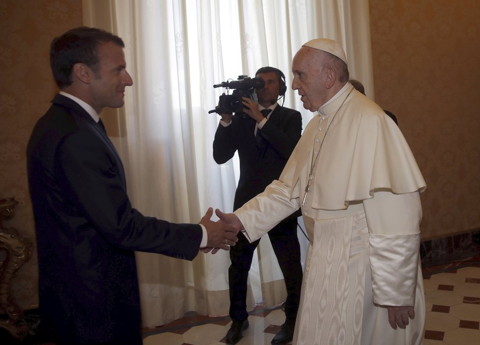 Francouzský prezident Emmanuel Macron se ve Vatikánu setkal s papežem Františkem.