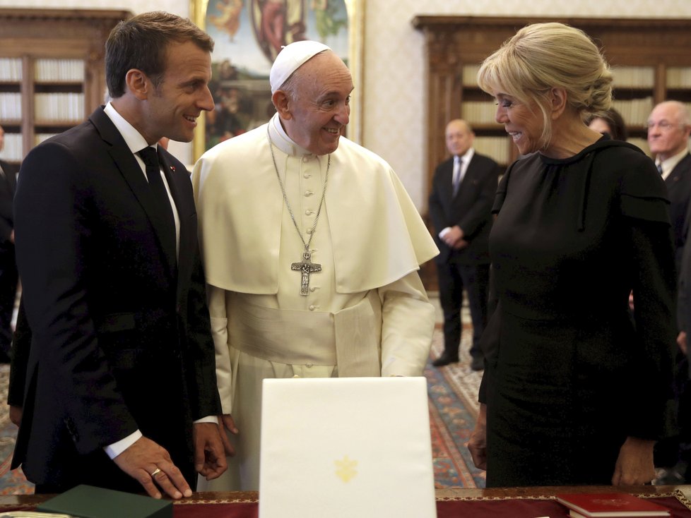 Francouzský prezident Emmanuel Macron se ve Vatikánu setkal s papežem Františkem. Na cestě ho doprovodila manželka Brigitte.