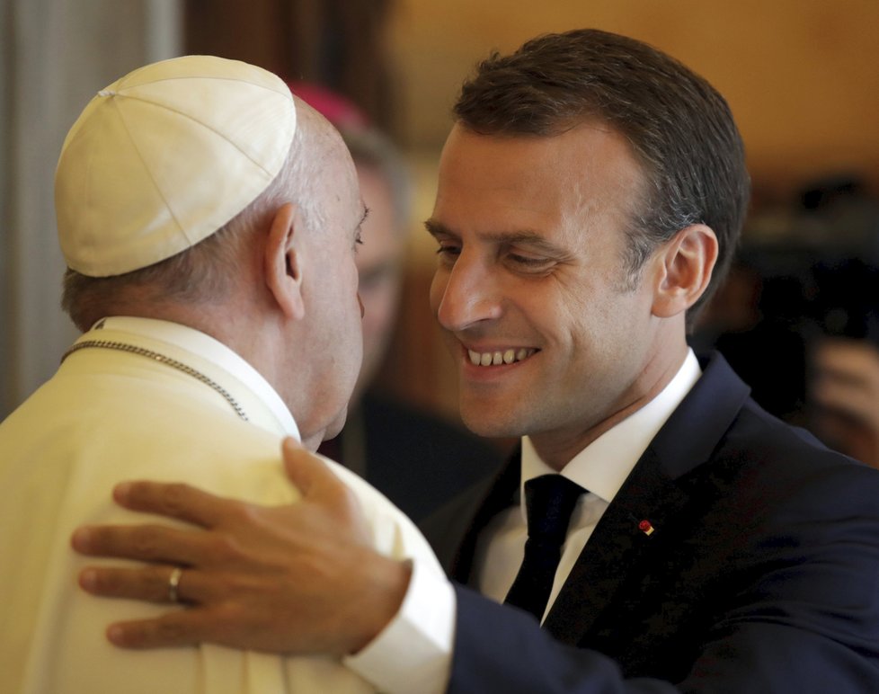 Francouzský prezident Emmanuel Macron se ve Vatikánu setkal s papežem Františkem.