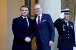 Francouzský prezident Emmanuel Macron s českým premiérem Petrem Fialou (ODS) na summitu v Paříži (26.2.2024)