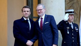 Francouzský prezident Emmanuel Macron s českým premiérem Petrem Fialou (ODS) na summitu v Paříži (26.2.2024)