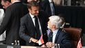 Francouzský prezident Emmanuel Macron se na summitu NATO zdraví s českým prezidentem Petrem Pavlem