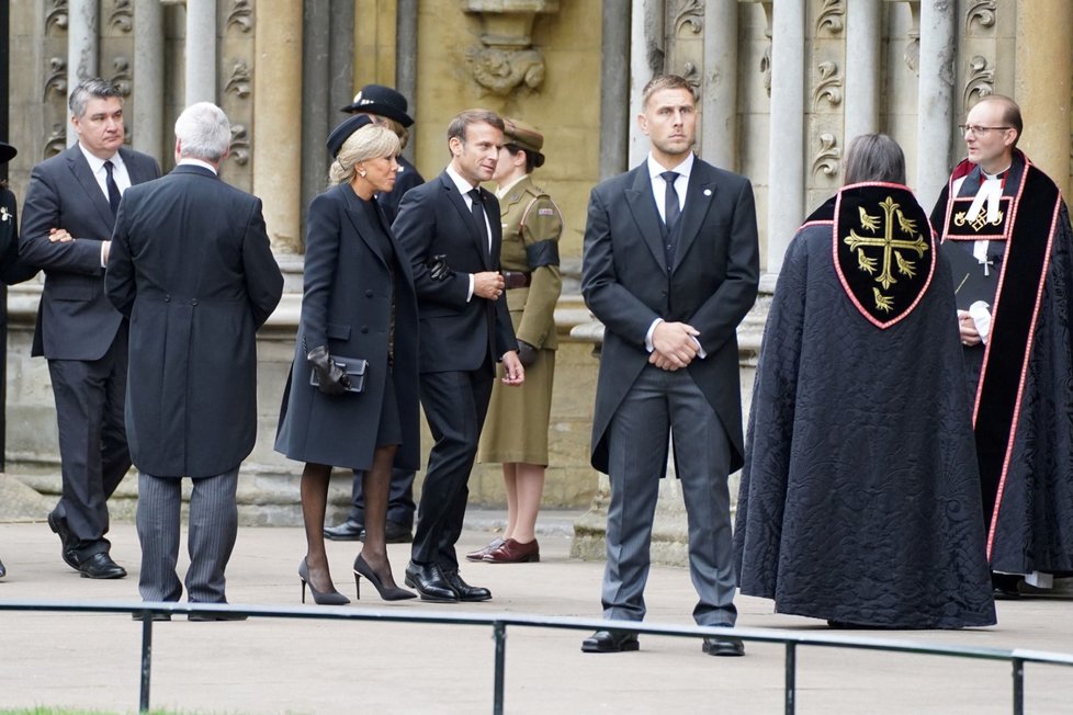 Pohřeb královny Alžběty II. navštívil Emanuel Macron