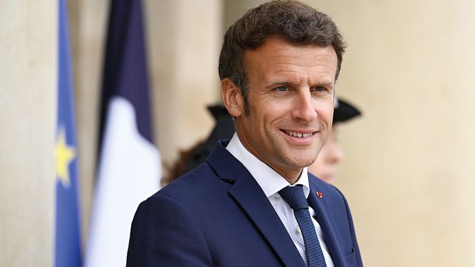 Pohyboval se ve světě velkých financí, úřednických chodeb, politických kruhů, elitních škol nebo po boku protestantského filozofa Paula Ricoeura. Emmanuel Macron se od brzké dospělosti připravoval na vlivné funkce, ve svém druhém prezidentském období bojuje o svůj historický odkaz.