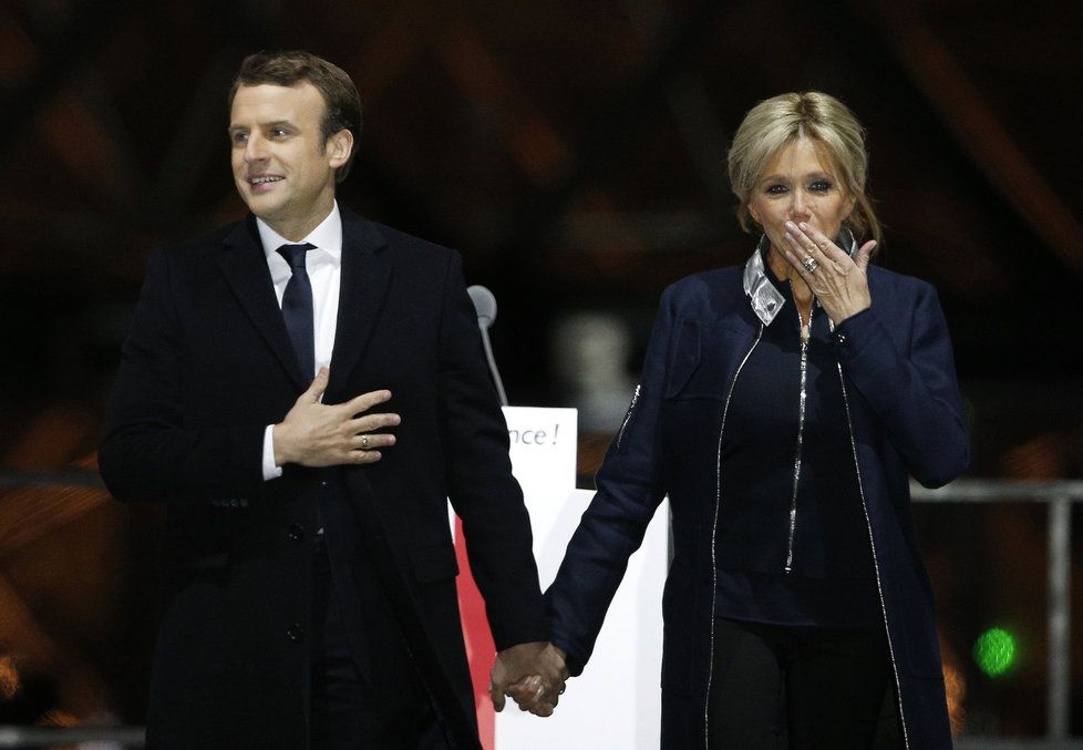 Macron slavil vítězství v prezidentských volbách s manželkou Brigitte Trogneux po boku.