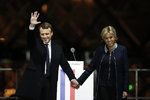 Macron slavil vítězství v prezidentských volbách s manželkou Brigitte Trogneux po boku.