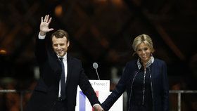 Macron slavil vítězství v prezidentských volbách s manželkou Brigitte Trogneux po boku