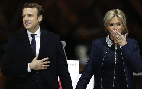 Macron slavil vítězství v prezidentských volbách s manželkou Brigitte Trogneux po boku