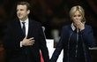 Macron slavil vítězství v prezidentských volbách s manželkou Brigitte Trogneux po boku